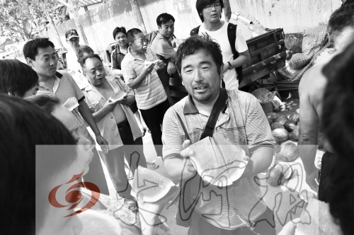 為了表示感謝，陳小立切西瓜分給大家吃。