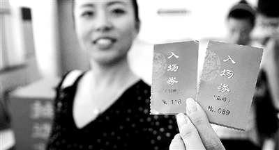 本報(bào)記者抽出的兩名消費(fèi)者代表。