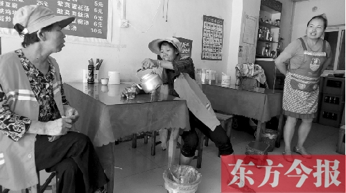7月30日下午，鄭州市建設(shè)路一家面館老板毋女士，給兩位環(huán)衛(wèi)工端水解暑