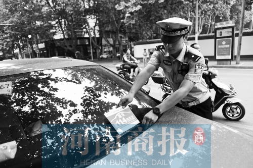 有了這張挪車卡，不會泄露隱私，別人又能方便地聯(lián)系上自己記者 邱曉峰/攝