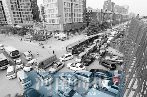 路口四個(gè)方向直行、左轉(zhuǎn)交織，車輛相互抵頭，無(wú)法正常通行