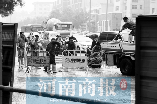 工作人員正在搶修，預(yù)計(jì)今晚能恢復(fù)供水