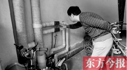 11月11日，一位市民在查看自己的熱計量表