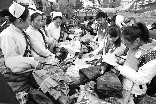 鄭州慈善志愿者暖冬行動(dòng)啟動(dòng)，志愿者將把閑置衣物送給需要的人。