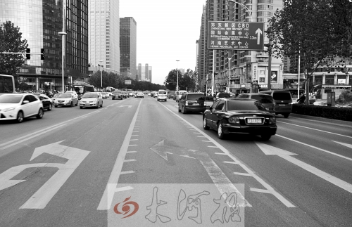 這條畫有多條短斜線的車道就是可變車道，視車流量大小而定，直行車輛多時它是一個直行車道，左轉(zhuǎn)車輛多時它