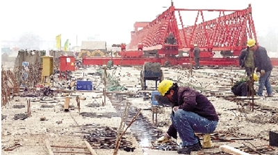 正在建設(shè)的鄭登快速通道跨南四環(huán)大橋。