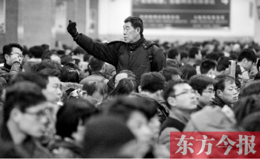 一場雨夾雪讓鄭州火車站的客流又增加了不少。昨天，售票大廳內(nèi)排隊(duì)購票的旅客摩肩接踵