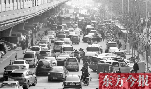 鄭大一附院北門的馬路被非機(jī)動(dòng)車占去一條車道，這里也極易造成交通擁堵