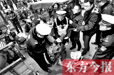 面對要暫扣的非機(jī)動(dòng)車，看車人急了