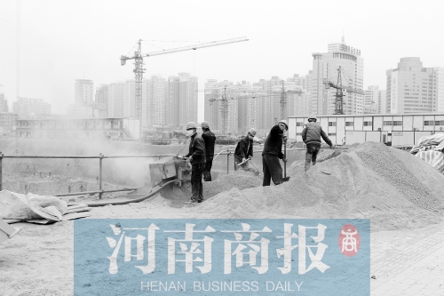 緯二路與東明路交叉口附近，一處工地上塵土飛揚(yáng) 記者 鄧萬里/攝