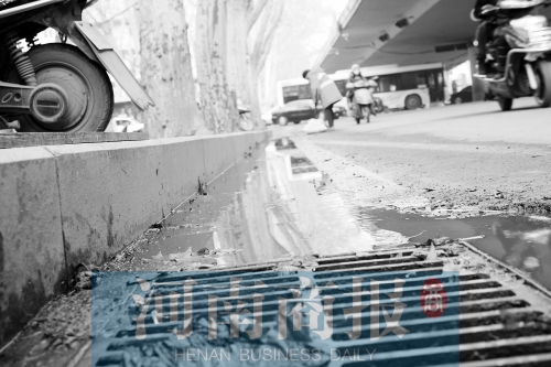 現(xiàn)場(chǎng)，污水流到了機(jī)動(dòng)車(chē)道上
