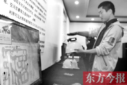 可見光通信技術應用展示會上，參觀者體驗新技術在采礦工具上的應用