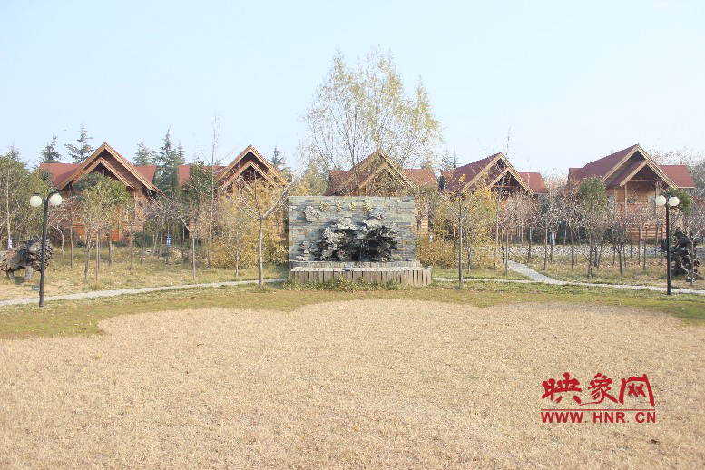 后面就是小別墅，前面是個廣場