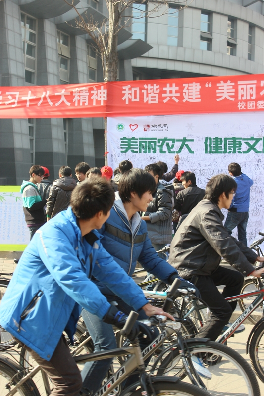 活動(dòng)現(xiàn)場人流涌動(dòng)，過路人群駐足觀看