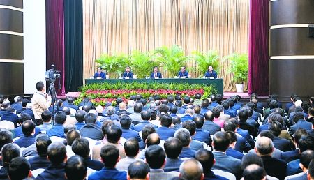 昨日，全市領(lǐng)導(dǎo)干部大會在渝州賓館舉行。 重慶日報圖