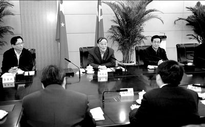 11月30日，中共中央政治局常委、中央紀(jì)委書(shū)記王岐山在北京主持召開(kāi)座談會(huì)，聽(tīng)取專家學(xué)者對(duì)黨風(fēng)廉政建設(shè)和反腐敗工作的意見(jiàn)和建議。新華社發(fā)