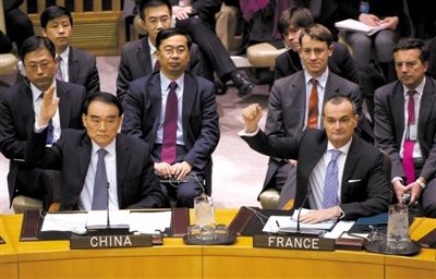 1月22日，紐約，中國常駐聯(lián)合國代表李保東舉手贊成通過對朝鮮制裁決議。