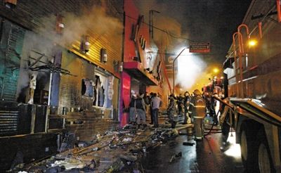 27日凌晨，巴西南里奧格蘭德州圣瑪麗亞市一家夜總會(huì)突發(fā)大火，造成至少245人死亡。圖為消防人員正在現(xiàn)場滅火救援。
