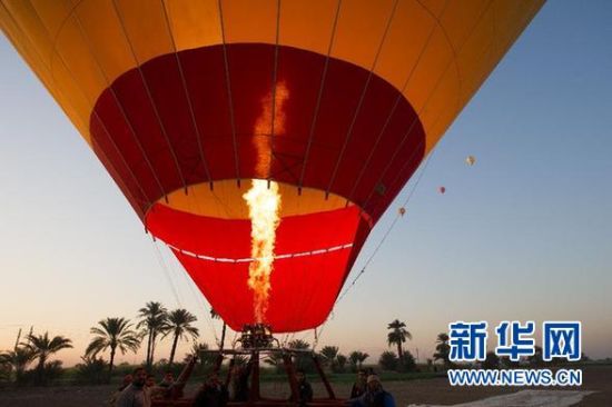 這是2012年2月20日在埃及盧克索拍攝的熱氣球著陸的資料照片。 新華社記者李木子攝