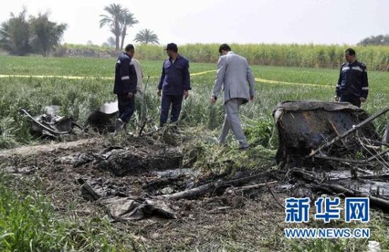 2月26日，在埃及旅游城市盧克索附近，警察和救援人員在發(fā)生熱氣球爆炸事故的現(xiàn)場查看熱氣球殘骸。