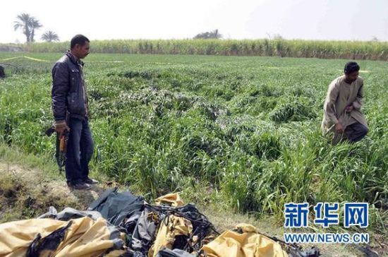 2月26日，在埃及旅游城市盧克索附近，當(dāng)?shù)匕踩藛T在發(fā)生熱氣球爆炸事故的現(xiàn)場查看。