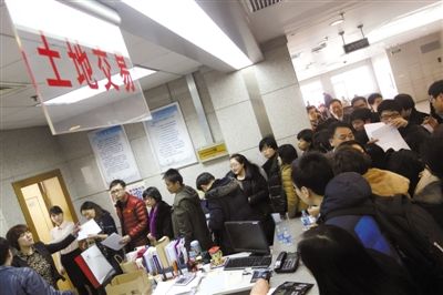 2月28日，北京市土地交易市場(chǎng)，各房地產(chǎn)企業(yè)代表準(zhǔn)備競拍房山、大興、朝陽的13塊土地。