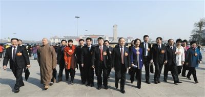 昨日，中國人民政治協(xié)商會議第十二屆全國委員會第一次會議在北京人民大會堂開幕。這是全國政協(xié)委員走向人民大會堂。新華社記者 陳樹根 攝