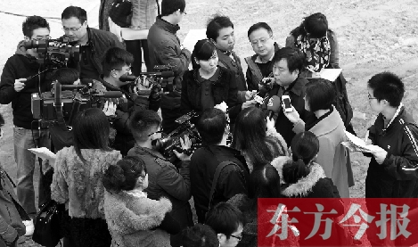 經(jīng)適房“下課”，公租房的申請(qǐng)、租金等備受關(guān)注，圖為鄭州市房管局規(guī)劃和住房保障處處長(zhǎng)馮榮智被媒體記者“
