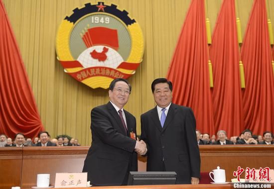 3月11日下午，全國(guó)政協(xié)十二屆一次會(huì)議在北京人民大會(huì)堂舉行第四次全體會(huì)議，俞正聲當(dāng)選政協(xié)第十二屆全國(guó)委員會(huì)主席。圖為政協(xié)第十一屆全國(guó)委員會(huì)主席賈慶林和俞正聲握手，表示祝賀。中新社發(fā) 廖攀 攝