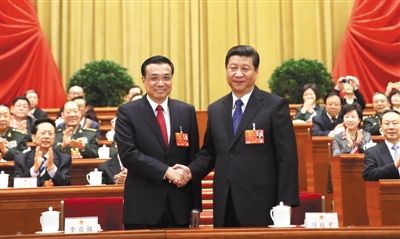 昨日，人大會(huì)議投票表決，決定李克強(qiáng)為國(guó)務(wù)院總理后，習(xí)近平和李克強(qiáng)親切握手。 新華社記者 蘭紅光 攝