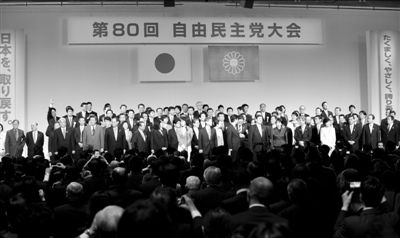 3月17日，日本自民黨黨員在東京出席自民黨年度大會。新華社發(fā)
