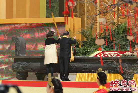 中國(guó)國(guó)民黨副主席蔣孝嚴(yán)及其夫人凈手上香 。映象網(wǎng)記者 邵恰 攝