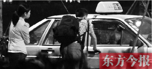 5月1日，記者夜探鄭州火車東站黑出租車，司機(jī)告知記者不打表40元，記者上車錄音取證