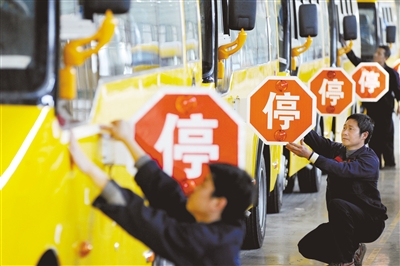 4月28日，江西上饒，江西博能上饒客車員工正在為銷往廣東客戶的訂單大鼻子校車做最后的質(zhì)量安檢。圖/CFP
