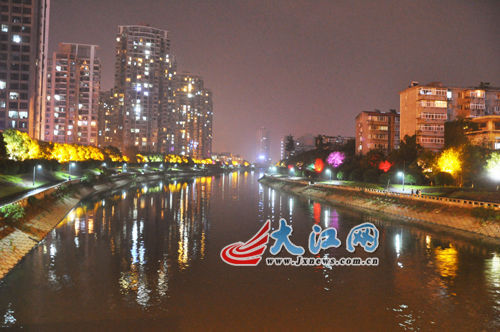 夜幕下的玉帶河，風(fēng)景很好，但是臭氣熏天。