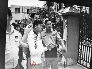 吳強指認現(xiàn)場(翻拍),他是高胖雇用的殺手之一。
