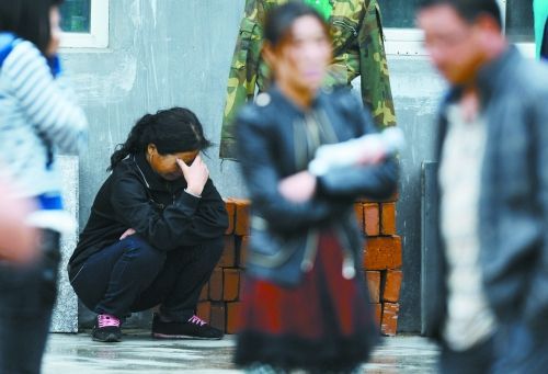 一名失蹤員工的家屬在失蹤人員信息登記處前哭泣。
