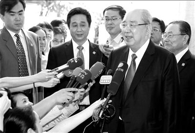 吳伯雄率國民黨大陸訪問團抵達北京，在下榻的麗思卡爾頓酒店接受記者采訪。中新社發(fā)