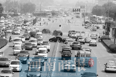 花園路封道施工，通行不暢 王春勝/攝