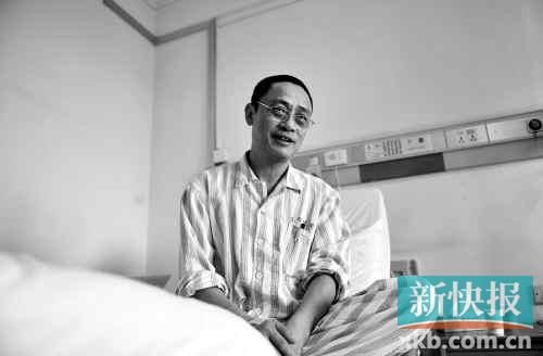 在病床上,趙海濱看起來比原先照片里消瘦了很多,雖然戴著一副近視眼鏡,卻掩飾不住鏡框后面發(fā)黑的眼圈。新快報(bào)記者孫毅/攝