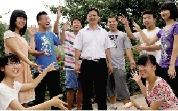 同學(xué)們用手臂連成光環(huán)，把班主任老師圍起來，表達(dá)對他的敬意和謝意。