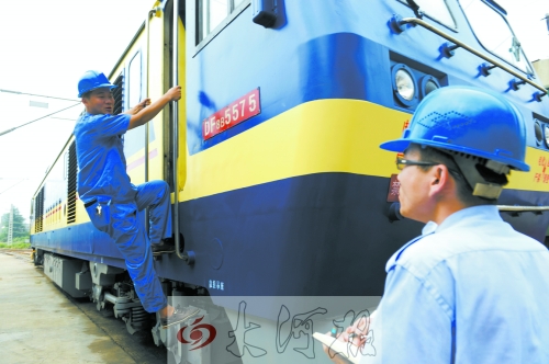 　　首發(fā)車(chē)頭以?xún)?nèi)燃機(jī)作牽引，途中車(chē)頭、車(chē)身都會(huì)換