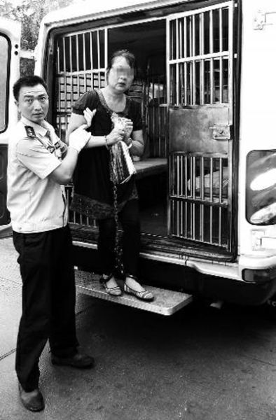 曹艷芳被帶出囚車，準備到渭南市中級人民法院受審 程英晏 攝