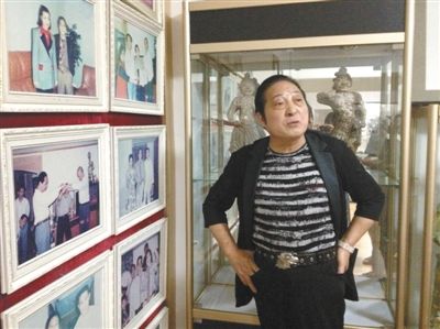7月17日，王林向記者講述合影背后的故事。王林很樂于展示他和高官、名流的合影，但有官員曾回應(yīng)，合影不代表什么，有時候只是礙于朋友情面見他一下。新京報首席記者 張寒
