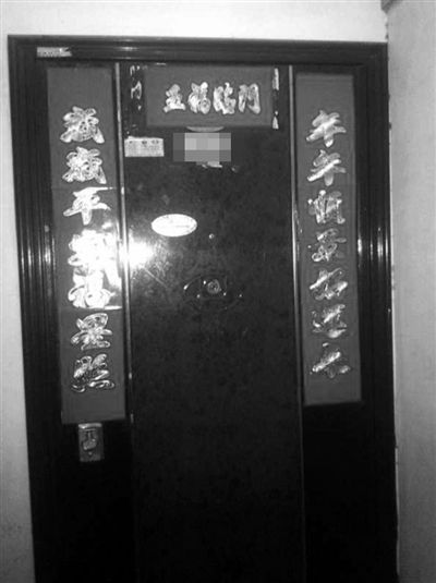 昨天22時(shí)許,被摔女童家房門緊閉,多名家屬稱,在協(xié)商處理孩子后事。新京報(bào)記者 楊鋒 攝