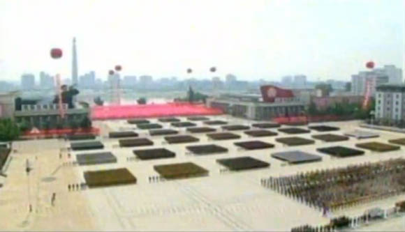 7月27日是《朝鮮停戰(zhàn)協(xié)定》簽署60周年紀念日，朝鮮在首都平壤舉行的盛大的閱兵儀式。圖為閱兵廣場。