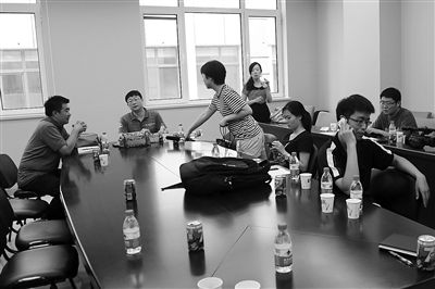 昨日，什剎海街道辦事處第四會(huì)議室，“什剎海女童練攤父親被打”事件的通氣會(huì)現(xiàn)場。