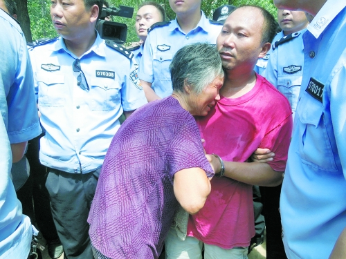 潛逃23年，歸案之時再見父母，最不能承受的究竟是誰？