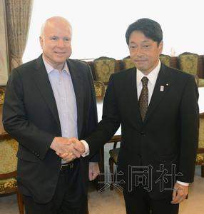 21日上午，美國共和黨資深參議員麥凱恩（左）與日本防衛(wèi)相小野寺在防衛(wèi)省會談前握手。（圖片來源：日本共