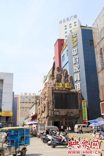 在該酒店一層的入口處，屹立著一座4層樓高的假山，氣勢(shì)雄偉。